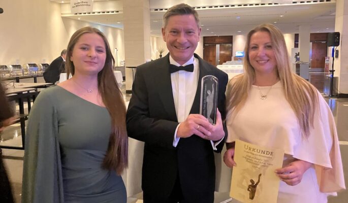 Sofia, Jörg und Jana Zimmermann (v.l.) bei der Preisverleihung in Düsseldorf. (Foto: Meeco Communication Services)