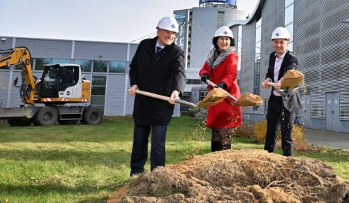 Vorstandsvorsitzender Rainer Berthan, Vorständin Technik Katharina Dietrich und Leiter Logistik Julian Musiol begingen den symbolischen Spatenstich für die Erweiterung der Zentrallogistik der Bauerfeind AG. (Foto: Bauerfeind)