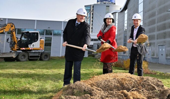 Vorstandsvorsitzender Rainer Berthan, Vorständin Technik Katharina Dietrich und Leiter Logistik Julian Musiol begingen den symbolischen Spatenstich für die Erweiterung der Zentrallogistik der Bauerfeind AG. (Foto: Bauerfeind)