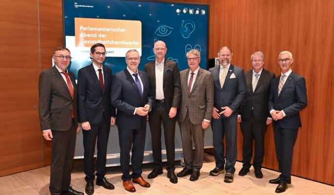 v.l.: Christian Müller (Präsident, ZVA), David Kolesnyk (Staatssekretär und Bevollmächtigter des Landes Brandenburg beim Bund), Jörg Dittrich (Präsident, ZDH), Alf Reuter (Präsident, BIV-OT), Dominik Kruchen (Präsident, VDZI), Jens Schulte (Präsident, SpiOST), Dr. Ulrich Widders (Abteilungsleiter Gesundheit, Ministerium für Soziales und Gesundheit des Landes Brandenburg), Eberhard Schmidt (Präsident, biha). (Foto: ZDH/Boris Trenkel)