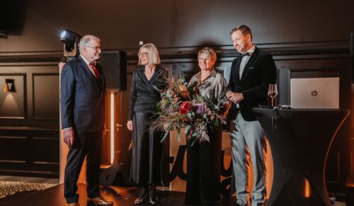 Personalleiterin Gudrun Hodey (2.v.r.) und Geschäftsführer Lars Kieroth (r.) ehren Frank und Ilona Hodey. (Foto: Hodey)