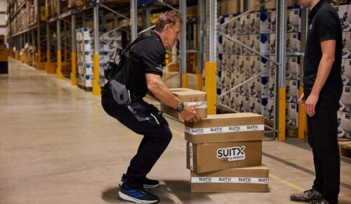 Ralf Moeller testet ein Ottobock-Exoskelett bei Dachser (Foto: Ottobock)