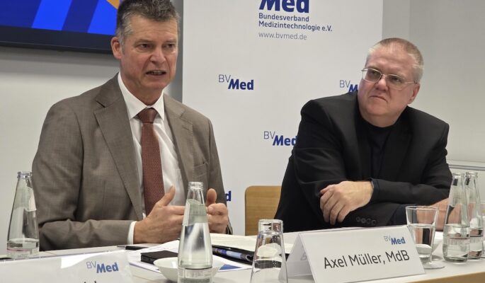 BVMed-Gesprächskreis Gesundheit mit MdB Axel Müller (l.), moderiert von BVMed-Politikleiter Björn Kleiner (Foto: BVMed)