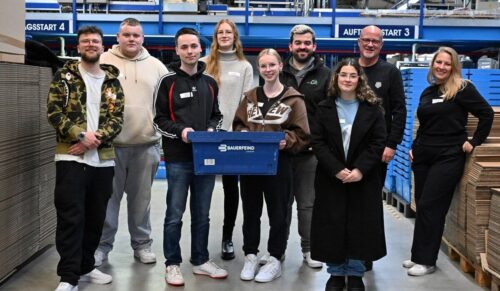 Bei der Werksführung erlebten die Azubis, wie bei Bauerfeind Bandagen und Kompressionsstrümpfe gestrickt, verpackt und versendet werden. (Foto: Bauerfeind)