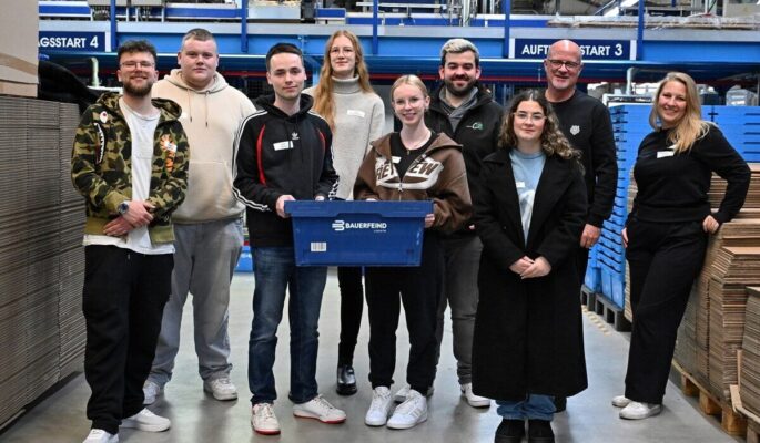 Bei der Werksführung erlebten die Azubis, wie bei Bauerfeind Bandagen und Kompressionsstrümpfe gestrickt, verpackt und versendet werden. (Foto: Bauerfeind)