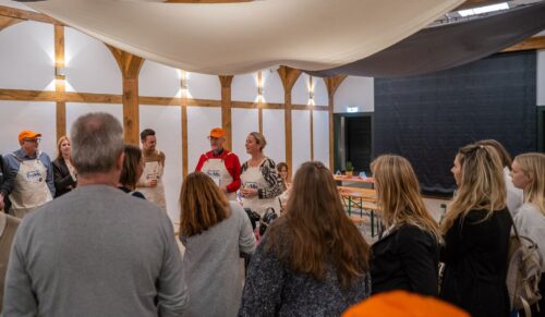 RehaVital-Geschäftsführer Jens Sellhorn sprach vor der Belegschaft von Assmann sowie den geladenen Gästen. (Foto: RehaVital)
