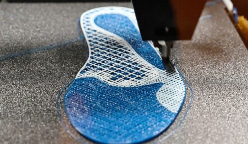 Das 3D-Druck-Mietmodell von Bauerfeind ermöglicht Orthopädieschuhtechnikern den einfachen Einstieg in die digitale Einlagenfertigung. (Foto: Bauerfeind)