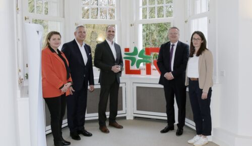 Olga Berson (L&R, v.l.), Mark Jalaß (L&R), Clemens Hoch (Minister für Wissenschaft und Gesundheit / RLP), Dr. Klemens Schulz (L&R) und Katharina Müller (L&R). (Foto: Nadine Spohr/Lohmann & Rauscher)