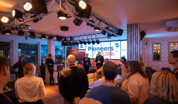 Kristof Schüch, CDO RehaVital (li.) und Yannick Paul Eventmanager RehaVital bei der Begrüßung zum diesjährigen Pioneers Lab. (Foto: RehaVital)