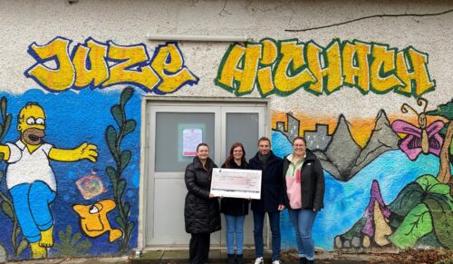 Juzo spendet 3.200 Euro an das Jugendzentrum Aichach. (Foto: Juzo)