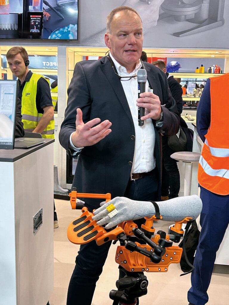 Auch für GP als Experte unterwegs: Antonius Köster bei der Guided Tour auf der Formnext 2025. (Foto: Redaktion)