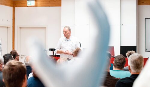Antonius Köster, Inhaber der Antonius Köster GmbH & Co. KG, bei einer Schulung. (Foto: Antonius Köster GmbH)
