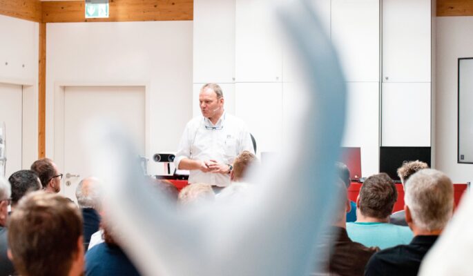 Antonius Köster, Inhaber der Antonius Köster GmbH & Co. KG, bei einer Schulung. (Foto: Antonius Köster GmbH)