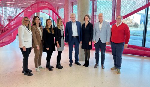 V.l.n.r.: Sindy Lehnert (Leitung Gesundheitspolitik medi Deutschland), Barbara Sell, Evi Kaluza, Dr. Katja Senn (Produktmanagement Future Product Solutions), Thomas Ebersberger (Oberbürgermeister der Stadt Bayreuth), MdB Emmi Zeulner, Fabian Schwarz und Dr. Matthias Müller von PrehApp. (Foto: www.medi.de)