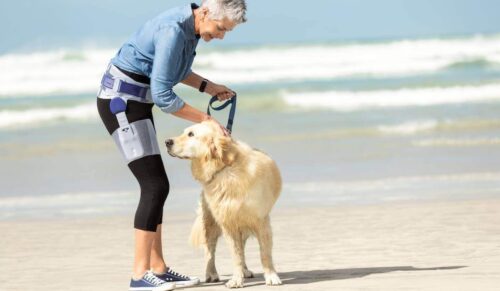 Aktive Patienten mit Coxarthrose, für die eine Operation noch nicht in Frage kommt, kann die neuartige Hüftorthese Coxatrain in der Schmerz- und Bewegungstherapie unterstützen. (Foto: Bauerfeind)
