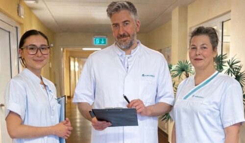 Studie zur Wundheilung an der Asklepios Klinik Wandsbek (v.l.): Assistenzärztin Dr. Hanna Schlichting, Chefarzt der Allgemeinen und Endovaskulären Gefäßchirurgie Prof. Dr. med Christian-Alexander Behrendt und Studienkoordinatorin Daniela Kühn von Asklepios Science & Research. (Foto: Asklepios)
