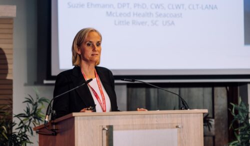 Dr. Suzie Ehmann ist Spezialistin für Ödemmanagement. Mit S.T.R.I.D.E. zeigte sie einen Leitfaden, wie medizinische Kompression patientenzentriert, effektiv und praxisnah angewandt werden kann. (Foto: www.medi.de