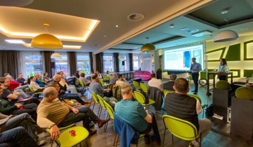 Sportwissenschaftler Niklas Schlimgen (Ortema) und Trial-Radfahrerin sowie Sportwissenschaftlerin Larena Hees erläuterten das Zusammenspiel von Rehabilitation und orthopädietechnischer Versorgung. (Foto: www.medi.de)