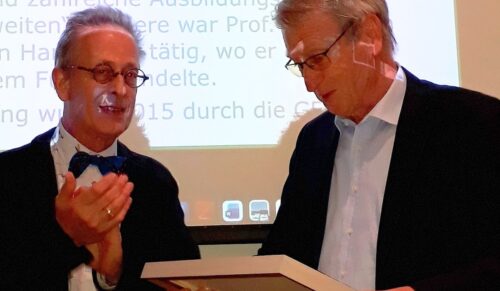 Ehrung in Präsenz beim Qualitätszirkel in München: Arthur Grünerbel und Sigurd Kessler. (Foto: Edelmann)