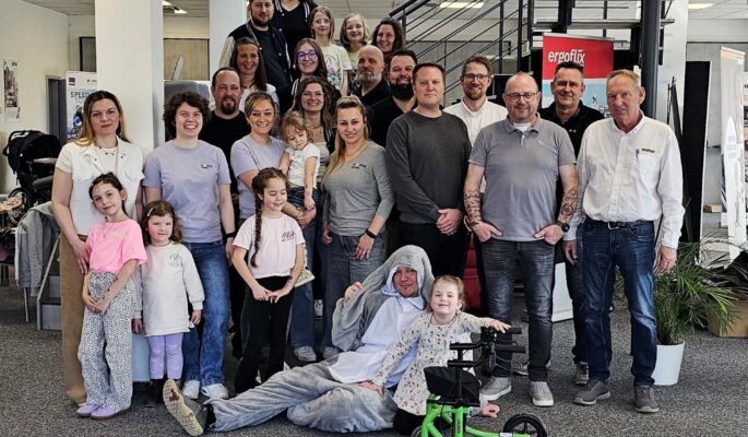 Das Hodey Kids Team und der Osterhase begrüßten zahlreiche Familien zum Oster-Event. (Foto: Hodey)