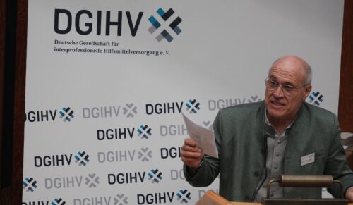 Prof. Dr. Wolfram Mittelmeier, Vorstandsvorsitzender der DGIHV, ordnete auf der DGIHV-Fachtagung die Hilfsmittelversorgung im deutschen Gesundheitssystem ein. (Foto: DGIHV/Kirsten Abel)