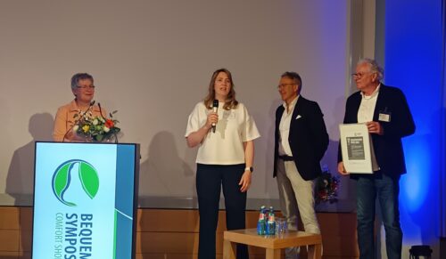 Die Preisträgerinnen Mechthild Feldmeier und Katharina Pfalzer mit Laudator Uwe Decker (Solidus) und Michael Zoller (Berkemann). (Foto: Redaktion)