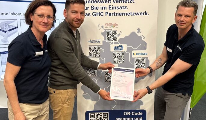 Robert Schumann, Medizintechnik Harald Kröger (Mi.), bei der Zertifikatsübergabe auf der OTWorld in Leipzig mit Silke Schlesselmann und Björn Pörksen. (Foto: GHC)