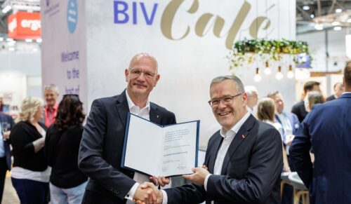 ZDH-Präsident Jörg Dittrich (re.) überreichte Alf Reuter (li.), Präsident des BIV-OT, auf der OTWorld 2026 das Handwerkszeichen in Gold – die höchste Auszeichnung des deutschen Handwerks. (Foto: BIV-OT/Jens Schlüter)