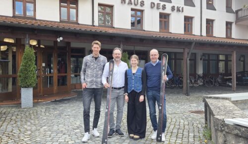 Stefan Messmang (Leiter Team-Vermarktung und Sponsorenmanagement beim DSV), Daniel Schwanengrug (Product Marketing Manager Orthopaedics/Footcare bei Medi), Nora Harzer (Skipool Bekleidung und Teamvermarktung beim DSV) und Jörg Flechtner (Präsident des DSV). (Foto: www.medi.de)
