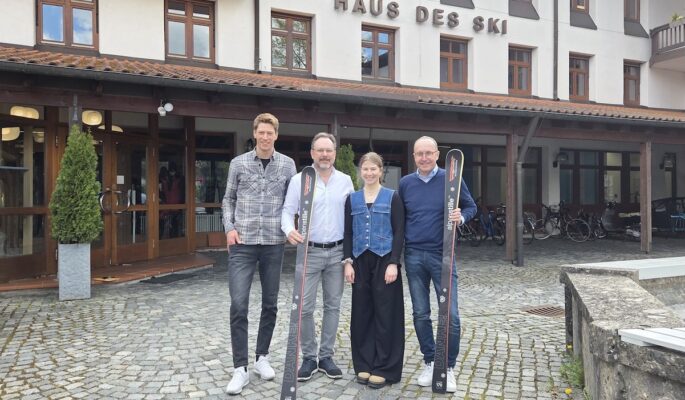 Stefan Messmang (Leiter Team-Vermarktung und Sponsorenmanagement beim DSV), Daniel Schwanengrug (Product Marketing Manager Orthopaedics/Footcare bei Medi), Nora Harzer (Skipool Bekleidung und Teamvermarktung beim DSV) und Jörg Flechtner (Präsident des DSV). (Foto: www.medi.de)