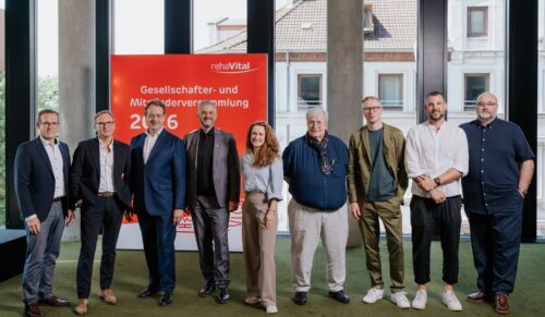 Die Mitglieder des neuen Rehavital-Aufsichtsrates von links nach rechts: Florian Schulz, Jörg Reisgies, Detlef Möller (Aufsichtsratsvorsitzender), Rehavital-Geschäftsführer Jens Sellhorn, Anika Taut, Thomas Haase, Matthias Kranz, Kay Jansen, Stephan Thoma. Nicht im Bild: John Merzendorfer und Thomas Hänel-Schwarz (Vorsitzender der Gesellschafterversammlung). (Foto: Robin Schmiedebach)
