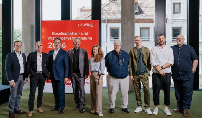 Die Mitglieder des neuen Rehavital-Aufsichtsrates von links nach rechts: Florian Schulz, Jörg Reisgies, Detlef Möller (Aufsichtsratsvorsitzender), Rehavital-Geschäftsführer Jens Sellhorn, Anika Taut, Thomas Haase, Matthias Kranz, Kay Jansen, Stephan Thoma. Nicht im Bild: John Merzendorfer und Thomas Hänel-Schwarz (Vorsitzender der Gesellschafterversammlung). (Foto: Robin Schmiedebach)