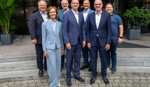 Der neu gewählte Vorstand des BIV-OT für die Amtsperiode 2026 bis 2029 (v. l. n. r.): Michael Schäfer, Petra Menkel, Joachim Glotz, Alf Reuter, Lars Jäger, Tobias Chaumont, Lars Grun. Präsident Alf Reuter wurde in seinem Amt bestätigt, Tobias Chaumont neu zum Vizepräsidenten gewählt. (Foto: BIV-OT / Chris Rausch)