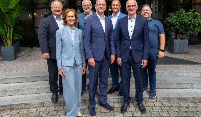 Der neu gewählte Vorstand des BIV-OT für die Amtsperiode 2026 bis 2029 (v. l. n. r.): Michael Schäfer, Petra Menkel, Joachim Glotz, Alf Reuter, Lars Jäger, Tobias Chaumont, Lars Grun. Präsident Alf Reuter wurde in seinem Amt bestätigt, Tobias Chaumont neu zum Vizepräsidenten gewählt. (Foto: BIV-OT / Chris Rausch)