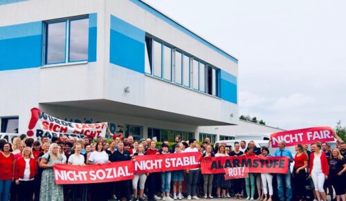 Mitarbeiter der Medizintechnik & Sanitätshaus Harald Kröger GmbH setzen ein gemeinsames Zeichen gegen die geplanten Kürzungen im Bereich Hilfsmittel. (Foto: Kröger)