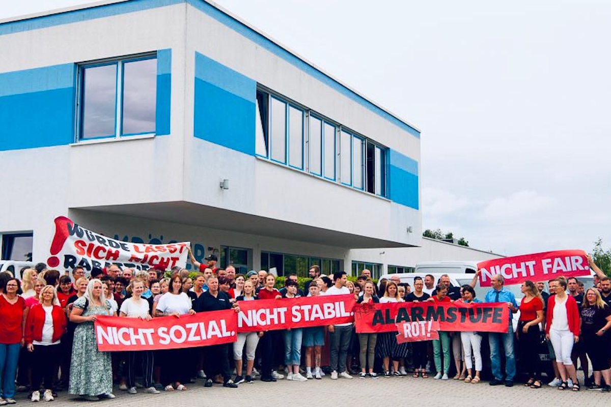 Mitarbeiter der Medizintechnik & Sanitätshaus Harald Kröger GmbH setzen ein gemeinsames Zeichen gegen die geplanten Kürzungen im Bereich Hilfsmittel. (Foto: Kröger)
