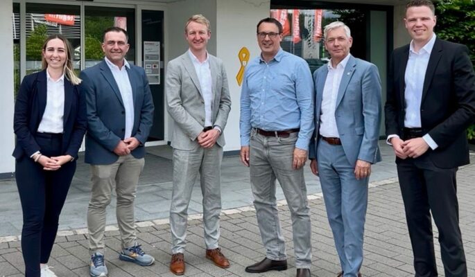 Das Kaphingst-Team rund um Boris Pichler (2.v.r.) begrüßte den Politiker Sören Bartol (3.v.r.) und sprach mit ihm über die drohenden 3-Prozent-Kürzungen. (Foto: Kaphingst GmbH)