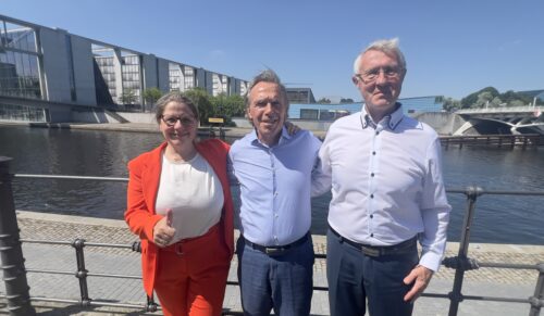 Kirsten Abel (Wir versorgen Deutschland), Prof. Dr. Thomas Druyen (Opta Data Zukunftsstiftung) und Norbert Bertram (VVHC) haben die Ergebnisse der Hilfsmittelstudie 2026 in Berlin vorgestellt. (Foto: BIV-OT/ Ruth Justen)