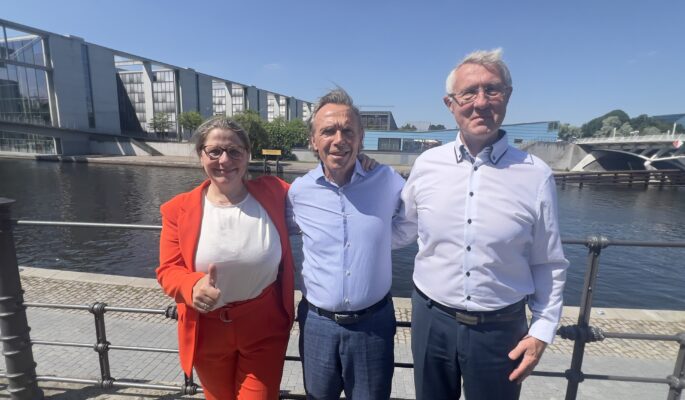 Kirsten Abel (Wir versorgen Deutschland), Prof. Dr. Thomas Druyen (Opta Data Zukunftsstiftung) und Norbert Bertram (VVHC) haben die Ergebnisse der Hilfsmittelstudie 2026 in Berlin vorgestellt. (Foto: BIV-OT/ Ruth Justen)