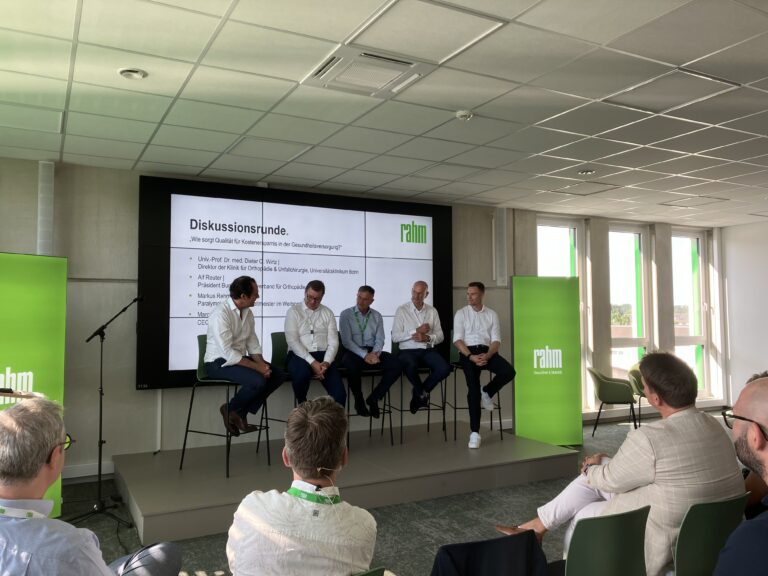 In einer Diskussionsrunde sprachen Univ.-Prof. Dr. Dieter C. Wirtz, Marco Hammerstein, Alf Reuter und Markus Rehm unter der Moderation von Univ.-Prof. Dr. Dominik Pförringer über die Kosten von Versorgung. (Foto: Redaktion)