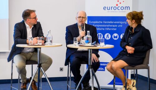 Diskutieren über die Zukunft der Hilfsmittelversorgung (v.l.): Jürgen Gold (Vorsitzender Eurocom), Franz Knieps (ehemaliger Vorstandsvorsitzender des BKK-Dachverbandes) und Eurocom-Geschäftsführerin Oda Hagemeier. (Foto: Eurocom)