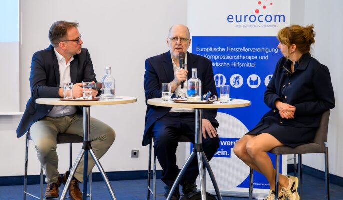 Diskutieren über die Zukunft der Hilfsmittelversorgung (v.l.): Jürgen Gold (Vorsitzender Eurocom), Franz Knieps (ehemaliger Vorstandsvorsitzender des BKK-Dachverbandes) und Eurocom-Geschäftsführerin Oda Hagemeier. (Foto: Eurocom)