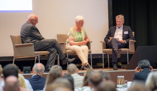Guenter Klose (v.l.), Prof. Etelka Földi und Dr. Tobias Bertsch bei den 3. Földiklinik-Tagen 2026. (Foto: Juzo)