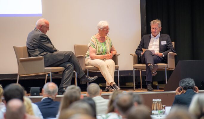 Guenter Klose (v.l.), Prof. Etelka Földi und Dr. Tobias Bertsch bei den 3. Földiklinik-Tagen 2026. (Foto: Juzo)
