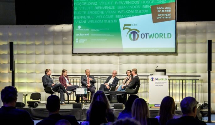 Diskutierten über die Voraussetzungen und Vorteile einer vernetzten Versorgung: Moderator Michael Blatt (Verlag OT), Dr. Verena Glöckner, Prof. Dr. Bernd Kladny, Alf Reuter, Prof. Dr. Susanne Saal, Nicole Baumgart (AOK Plus, verdeckt) und Sven Schicke (AOK Plus). Foto: Leipziger Messe/Uwe Frauendorf