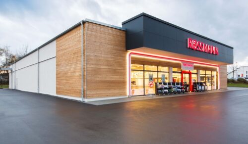 Außenansicht einer Rossmann-Filiale (Foto: Dirk Rossmann GmbH)