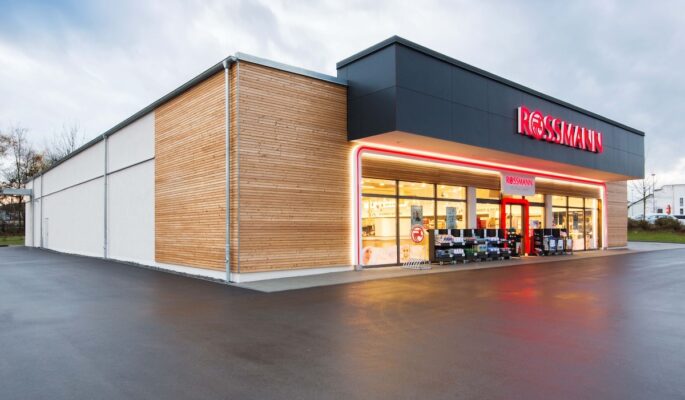 Außenansicht einer Rossmann-Filiale (Foto: Dirk Rossmann GmbH)