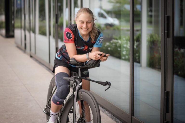 Tina Grieger wurde kurz vor einem wichtigen Lauf-Event von Schmerzen an der Knie-Innenseite ausgebremst. Versorgt wurde sie mit der Knieorthese Genumedi PA von Medi. (Foto: www.medi.de) 