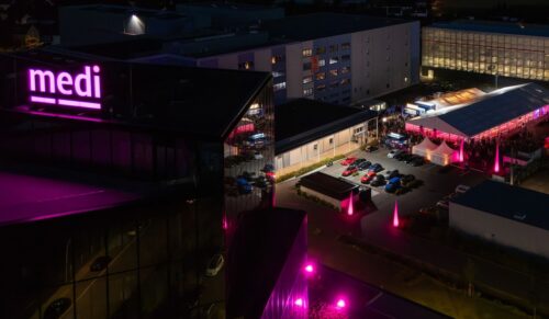 Am 10. Juli 2026 erstrahlten der Medi Tower und das Firmengelände in Magenta: Rund 1.600 Mitarbeitende feierten am Standort Bayreuth 75 Jahre Medi. (Foto: www.medi.de)