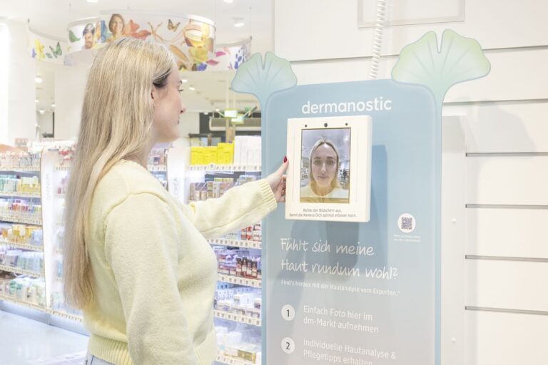 Zu den neuen Gesundheitsangeboten gehören Hantanalysen. (Foto: dm – Drogeriemarkt)